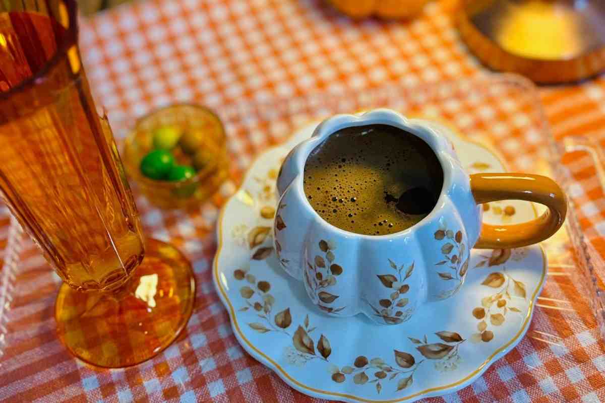 una tazza da caffè a forma di zucca
